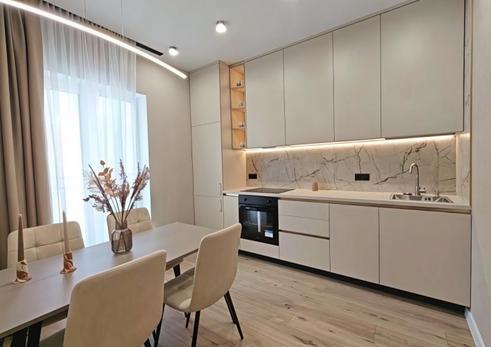 Свет есть. Срочно сдам квартиру в 60,61 Жемчужине,ул.Краснова. Гардеробная - фото 1