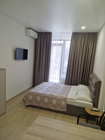 Сдам на 1-2 месяца  Аркадия новый смарт  ЖК Родос 2 этаж - фото 1