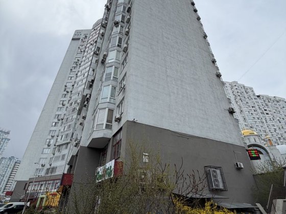 Чавдар 1 оренда 2к перший будинок від метро Осокорки