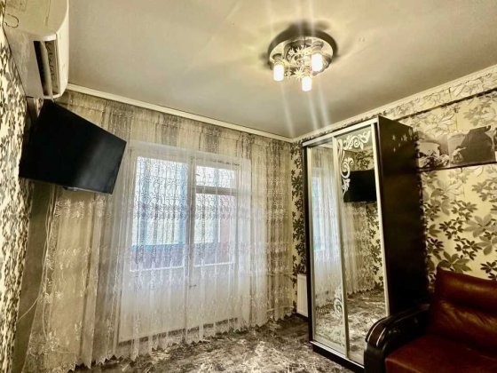 Малишка 27, 1к ГАЗ, невисокий поверх. м Чернігівська 5хв, можна з тваринкою