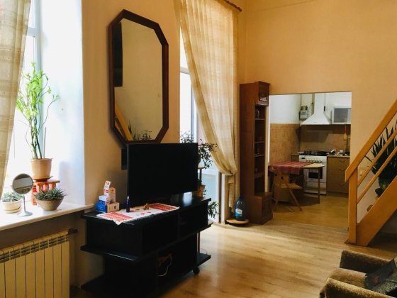 Центр Антоновича 23Б,  52м2  1-кімнатна Н=4.2м