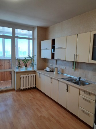 Сдам большую 1но ком.кв в новом доме,ул.олены пчилки,м.позняки - фото 1