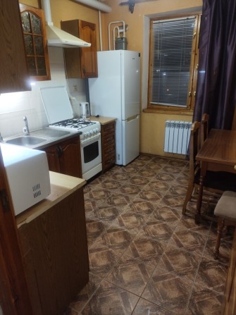 Сдам трикімнату квартиру біля метро - фото 1