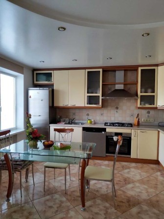 Простора 4к на просп.Георгія Гонгадзе 7, ТЦ Ретровіль - фото 1