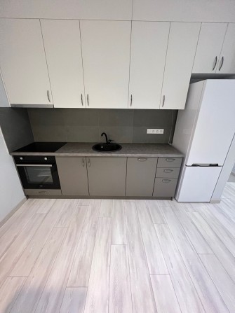 Сдам 2х ком кв в доме Манчестер на низком этаже - фото 1