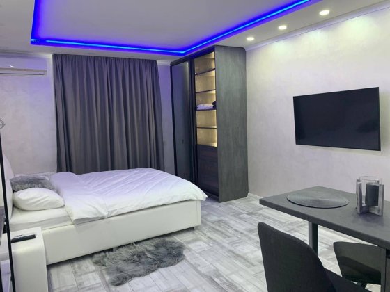 ЖК "CENTRAL PARK" студія з неоновою підсвіткою і терасою Киев