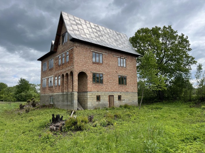 Триповерховий будинок в с.Делятин - фото 1