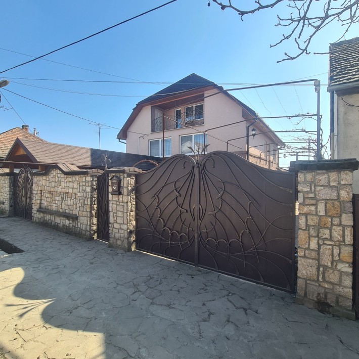 Продається чудовий сімейний будинок в м.Берегове - фото 1