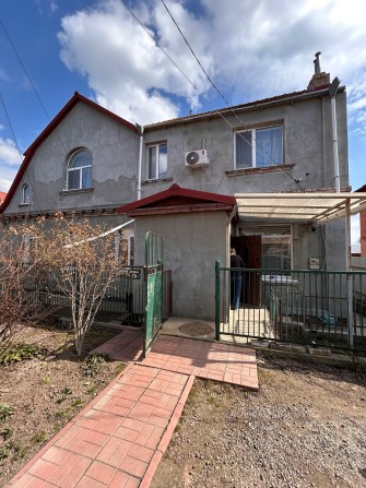 Без комісії, пів будинку, 78 кВ м, 2 окремі кімнати, 3 сотки - фото 1