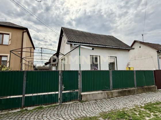 Продається затишний будинок у зручному місці поблизу центру Виноградів
