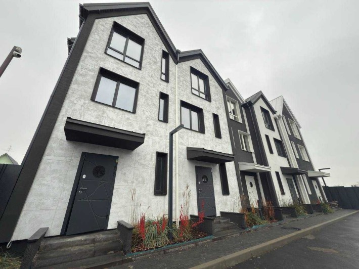 Продам таунхаус з виходом до озера Гостомель - фото 1