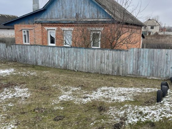 Продам дом. Г.Изюм .в доме газ свет вода бойлер ванна туалет . Изюм