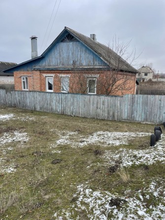 Продам дом. Г.Изюм .в доме газ свет вода бойлер ванна туалет . - фото 1