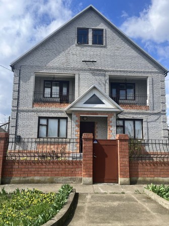 Продается кирпичный добротный дом - фото 1