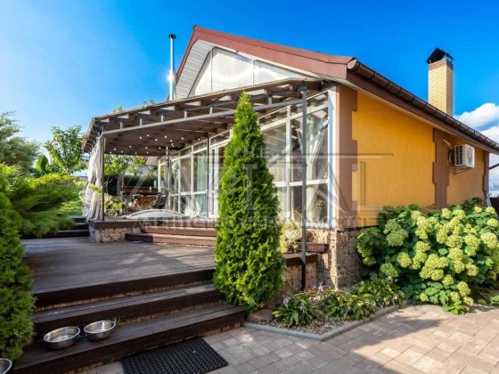 Продаж/простора сімейна садиба в Гостомелі біля мальовничого озера Гостомель