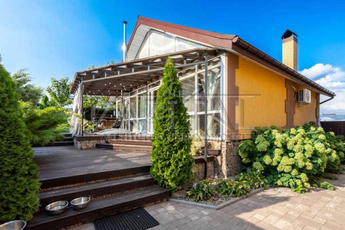 Продаж/простора сімейна садиба в Гостомелі біля мальовничого озера - фото 1