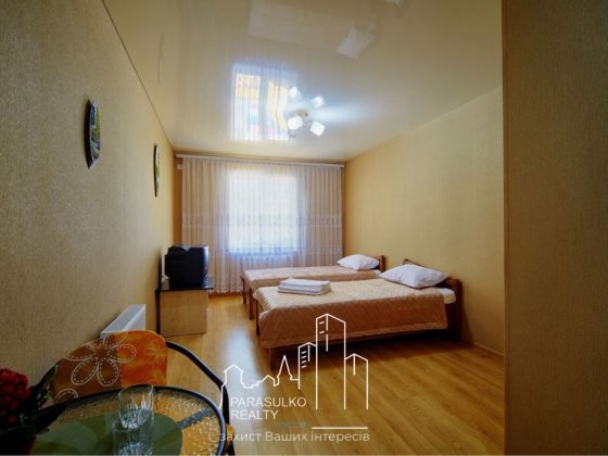 Продам просторий будинок у затишному місці Кам'янець-Подільський