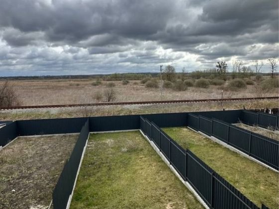 Газифікований таунхаус з розводкою електрики біля озера з окремим переднім двором. Ділянка вау! Держ Гостомель