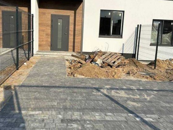 Танухауси в Гостомелі, 62.5 м2 окрема передня та задня ділянка 1.5 сотки, ГАЗ, поруч магазини зупинк Гостомель
