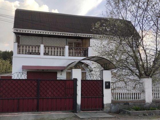 Продаж будинку із земельною ділянкою