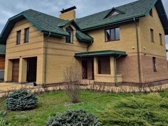 Сучасний будинок з великою ділянкою на березі річки у Миргороді Миргород