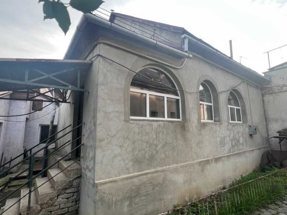 Напівособняк ЦЕНТР міста вул. Духновича 85 кв м на 1,5 сот і гараж з підвалом Мукачеве