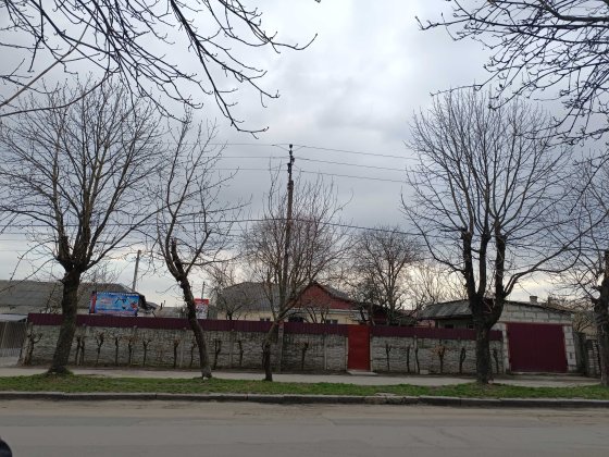 Пів будинку, ділянка з фасадом 25 м., під комерційну діяльність.