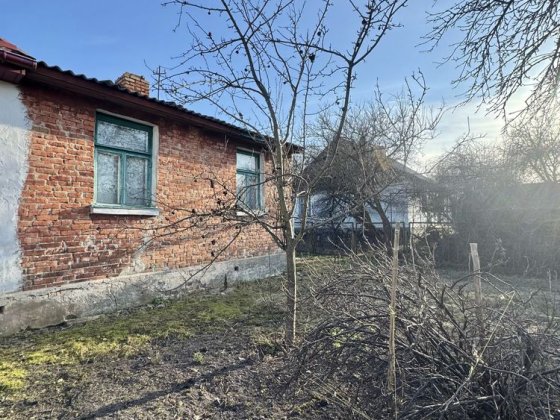Продається частина будинку з власним подвір’ям неподалік центру міста. Сарни