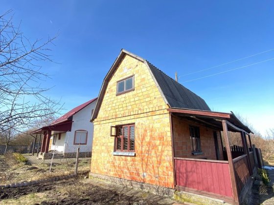 Продається дачний будинок у тихому районі міста. Сарни