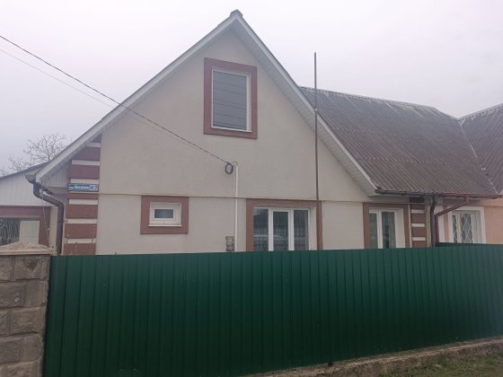 Пів будинку зі зручностями в доброму місці Славута