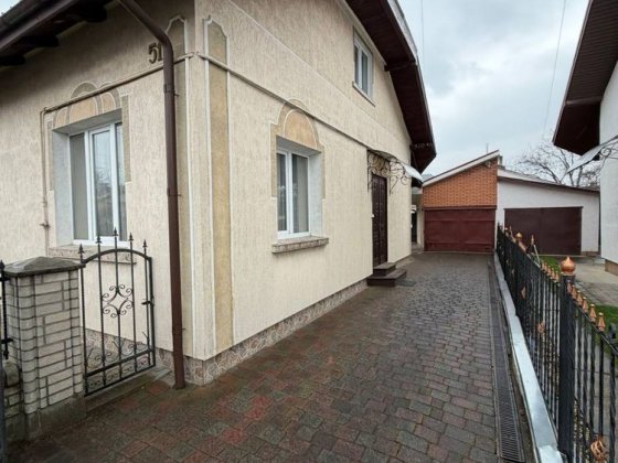 Продається просторий 5-кімнатний будинок по вул. Морозенка Стрий