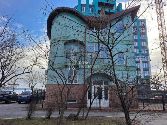 Продається унікальна окремо стояча будівля  в місті Українка! Новая Украинка