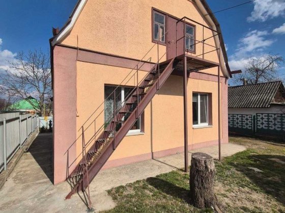Продаж охайногобудинку з мансардним рівнем та впорядкованою територією Умань