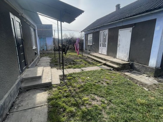 Продам будинок зі зручностями у будинку опаленням та заведеною водою Хотин