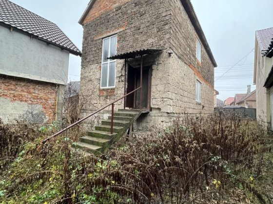 Продається двоповерховий будинок Хуст