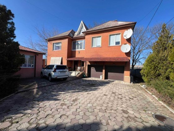 Продам дом  в центре Чугуева, 230 кв м ,2 этажа,9 соток Чугуев