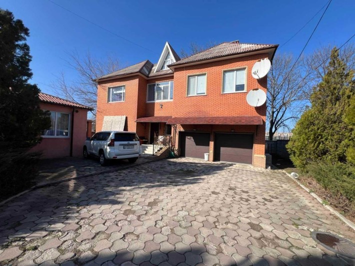 Продам дом  в центре Чугуева, 230 кв м ,2 этажа,9 соток - фото 1