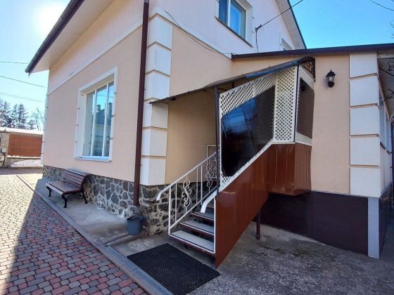 Продаж будинку в Лезневе з доглянутою ділянкою, має житловий стан. Хмельницкий