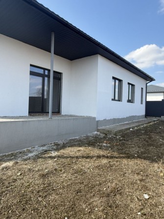 Стильний, сучасний будинок з терасою для ранкової кави - фото 1