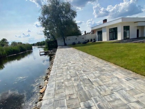 Будинок на березі річки Слобожанское