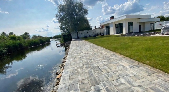 Будинок на березі річки - фото 1