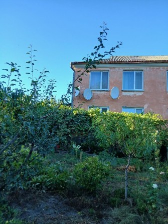 Продам квартиру у двоквартирному будинку у центрі селища Піщанка - фото 1