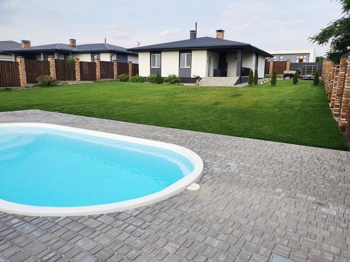 Продаётся абсолютно новый дом в Новоалександровке заходи и живи - фото 1