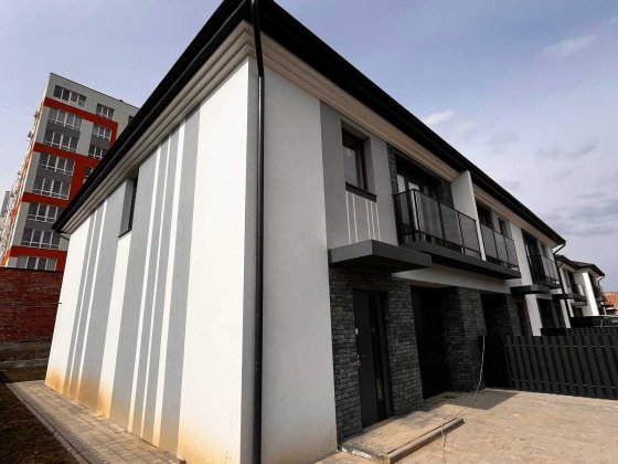 Продам зданий кутовий таунхаус в котеджному містечку у передмісті Івано-Франківська -с. Вовчинці Волчинец