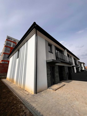 Продам зданий кутовий таунхаус в котеджному містечку у передмісті Івано-Франківська -с. Вовчинці - фото 1