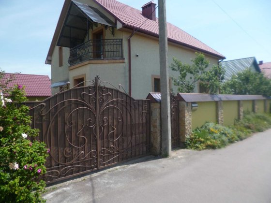Домоволодіння (житловий будинок  та гараж-комора) Крихівці