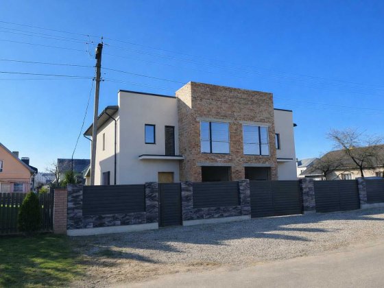 Продається дуплекс-таунхаос 180м²-5,сотих ГАЗ гараж балкон в місті Вовчинець