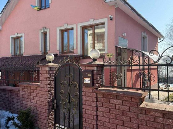 Сучасний 2-поверховий будинок з гаражем Угринов