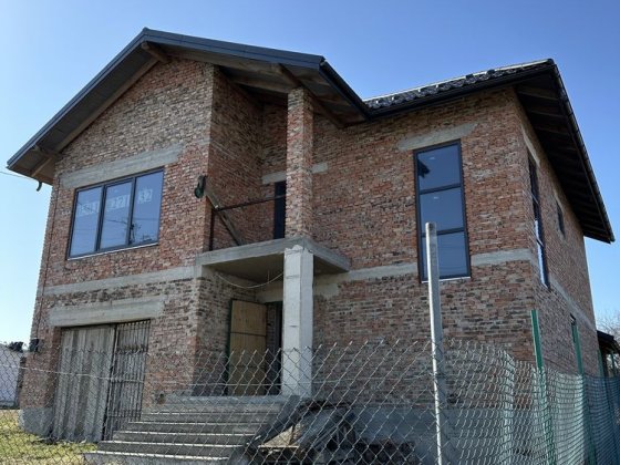 Продається просторий двоповерховий будинок! Угринов