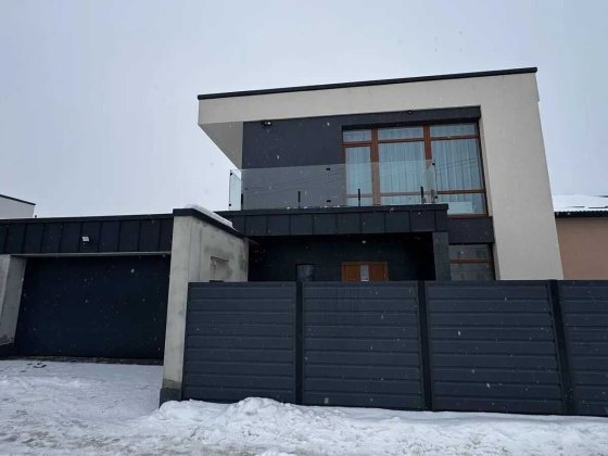 Сучасний будинок з авторським ремонтом та міськими комунікаціями Криховцы